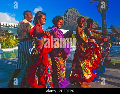 Mauritius: Un gruppo di donne di sega Dancer in un hotel di lusso sull'isola turistica nell'oceano indiano Foto Stock