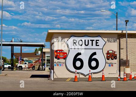 Seligman, Arizona, USA - 30 luglio 2020: Un grande dipinto di un cartello 'Route 66' accoglie i visitatori della città di Seligman, situata sulla storica Route 66. Foto Stock