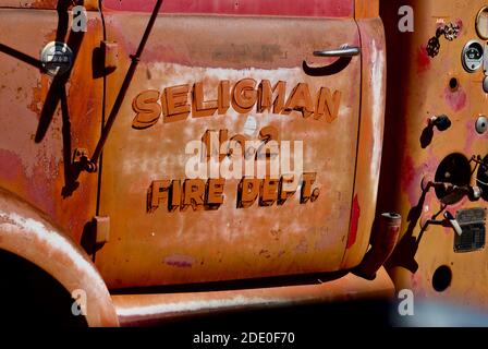 Seligman, Arizona, USA - 30 luglio 2020: Un camion dei vigili del fuoco d'epoca del Seligman Fire Department si trova all'esterno di un negozio di souvenir lungo la storica Route 66. Foto Stock