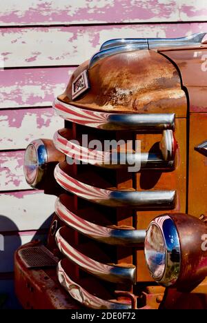 Seligman, Arizona, USA - 30 luglio 2020: Un camion dei vigili del fuoco d'epoca del Seligman Fire Department si trova all'esterno di un negozio di souvenir lungo la storica Route 66. Foto Stock