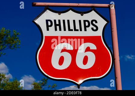 Seligman, Arizona, USA - 30 luglio 2020: Primo piano di un antico cartello in metallo "Phillips 66" contro un cielo blu lungo la storica Route 66. Foto Stock