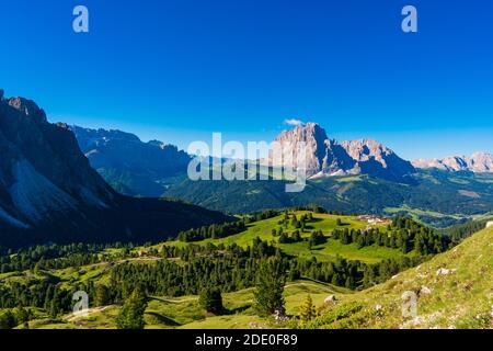 Bella campagna alpina. Splendido paesaggio alpino con capanne tradizionali. Incredibile scenario naturale delle Alpi Dolomiti. Scena epica in montagna pl Foto Stock