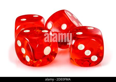 Dadi trasparenti in acrilico rosso per giochi. Quattro dadi traslucidi per gioco d'azzardo su sfondo bianco, macro primo piano ad alta risoluzione. Foto Stock