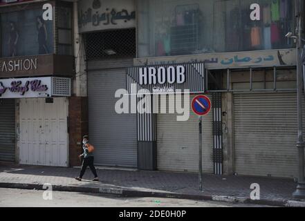 Hebron. 27 Nov 2020. Un ragazzo palestinese cammina su una strada vuota nella città di Hebron, in Cisgiordania, il 27 novembre 2020. Credit: Mamoun Wazwaz/Xinhua/Alamy Live News Foto Stock