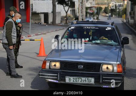 Hebron. 27 Nov 2020. I poliziotti palestinesi lavorano in un checkpoint nella città di Hebron, in Cisgiordania, il 27 novembre 2020. Credit: Mamoun Wazwaz/Xinhua/Alamy Live News Foto Stock