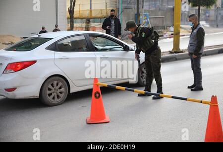 Hebron. 27 Nov 2020. I poliziotti palestinesi lavorano in un checkpoint nella città di Hebron, in Cisgiordania, il 27 novembre 2020. Credit: Mamoun Wazwaz/Xinhua/Alamy Live News Foto Stock