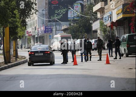 Hebron. 27 Nov 2020. I poliziotti palestinesi lavorano in un checkpoint nella città di Hebron, in Cisgiordania, il 27 novembre 2020. Credit: Mamoun Wazwaz/Xinhua/Alamy Live News Foto Stock