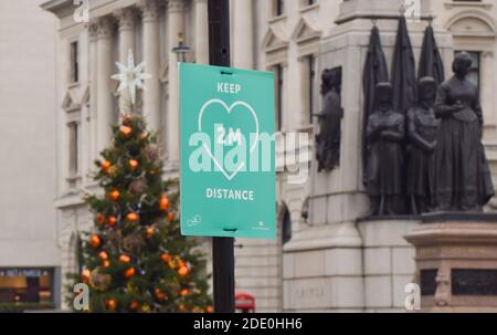 Londra, Regno Unito. 27 Nov 2020. Una visione di un segno di allontanamento sociale in Waterloo Place, Westminster.England è impostato per applicare un nuovo sistema di livelli una volta che il blocco termina il 2 dicembre. Credit: SOPA Images Limited/Alamy Live News Foto Stock