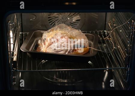 Bistecca nel sacchetto del forno sulla teglia da forno cuocete in un forno a casa Foto Stock