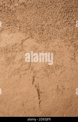 Primo piano dettaglio del muro in adobe fatto a mano della chiesa missionaria di San Francisco de Asis - San Francesco d'Assi - a Ranchos de Taos, New Mexico, Foto Stock