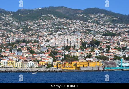 La città di Funchal (Madeira, Portogallo) vista dal mare Foto Stock