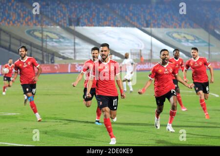 Cairo, Egitto. 27 Nov 2020. L'AMR El Solia (C) di al Ahly celebra il primo gol della sua squadra durante la partita di calcio finale della African Champions League tra Zamalek e al Ahly allo stadio internazionale del Cairo. Credit: Sameh Abo Hassan/dpa/Alamy Live News Foto Stock