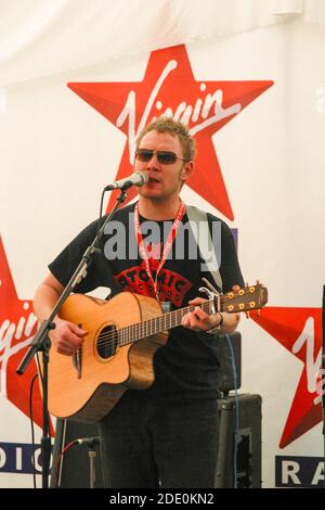 David Gray si esibisce al V2003 Virgin Festival, Hylands Park, Chelmsford, Essex, Regno Unito. Foto Stock