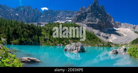 Lago Sorapis (Lago di Sorapis) in Dolomiti, meta turistica molto apprezzata in Italia Foto Stock