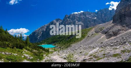Lago Sorapis (Lago di Sorapis) in Dolomiti, meta turistica molto apprezzata in Italia Foto Stock