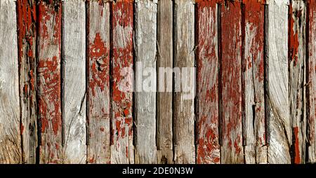 Vecchio muro di legno con vernice rossa da peeling, sfondo grunge o struttura Foto Stock