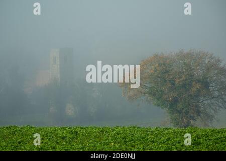 Villaggio chiesa in nebbia Foto Stock