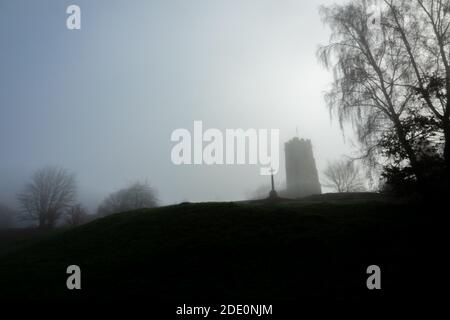 Villaggio chiesa in nebbia Foto Stock