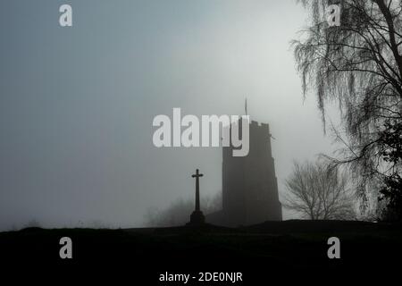 Shotesham villaggio chiesa di campagna nella nebbia Foto Stock