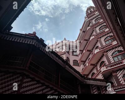 Una vista ad angolo basso del bellissimo tempio Red Masjid Situato a Colombo Sri Lanka Foto Stock