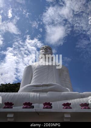 Una vista ad angolo basso della Statua del Buddha di Bahirawakanda Vihara In Kandy Sri Lanka Foto Stock