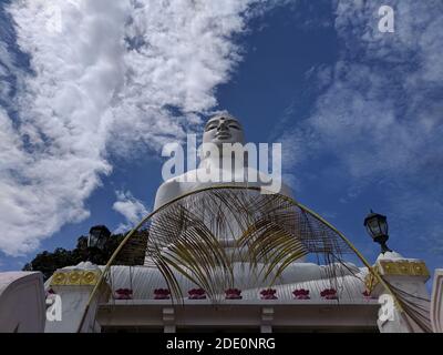 Una vista ad angolo basso della Statua del Buddha di Bahirawakanda Vihara In Kandy Sri Lanka Foto Stock