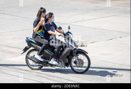 SAMUT PRAKAN, THAILANDIA, 27 2020 LUGLIO, due donne in moto in strada. Foto Stock