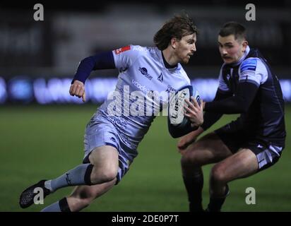 Sale Sharks' Simon Hammersley è affrontato dal Sean Robinson di Newcastle Falcons durante la partita di Gallagher Premiership al Kingston Park, Newcastle. Foto Stock