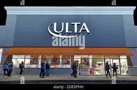 Wilkes barre, Stati Uniti. 27 Nov 2020. Gli acquirenti si allineano fuori da Ulta Beauty prima dell'apertura delle 6:00 del Black Friday. Credit: SOPA Images Limited/Alamy Live News Foto Stock