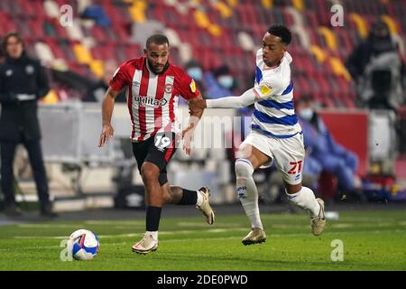 Brentford's Bryan Mbeumo (a sinistra) e Queens Park Rangers's Chris Willock combattono per la palla durante la partita del campionato Sky Bet al Brentford Community Stadium di Londra. Foto Stock