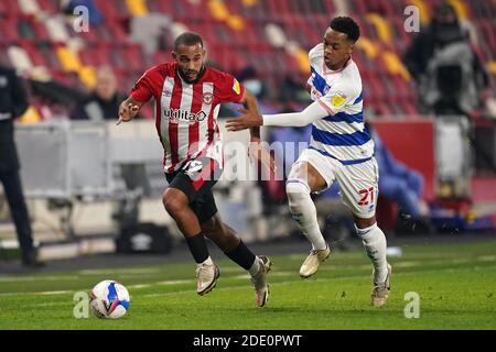 Brentford's Bryan Mbeumo (a sinistra) e Queens Park Rangers's Chris Willock combattono per la palla durante la partita del campionato Sky Bet al Brentford Community Stadium di Londra. Foto Stock