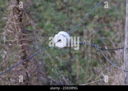 Recinto elettrico con trasformatore elettrico e batteria Power Pack in un  campo Foto stock - Alamy