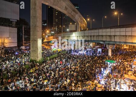 Bangkok, Thailandia. 27 Nov 2020. Vista generale della folla durante una manifestazione anti-governo nella capitale tailandese. Migliaia di manifestanti a favore della democrazia hanno organizzato una dimostrazione chiamata ‘colpo di prova drilla' all'incrocio di Lad Phrao chiedendo le dimissioni del primo ministro thailandese e la riforma della monarchia. Credit: SOPA Images Limited/Alamy Live News Foto Stock