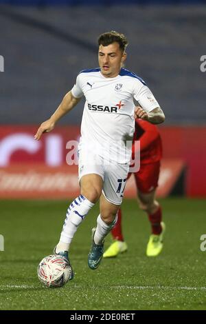 Birkenhead, Regno Unito. 27 Nov 2020. Otis Khan di Tranmere Rovers fa una pausa. Emirates fa Cup, 2° round match, Tranmere Rovers contro Brackley Town a Prenton Park, Birkenhead, Wirral venerdì 27 novembre 2020. Questa immagine può essere utilizzata solo per scopi editoriali. Solo per uso editoriale, è richiesta una licenza per uso commerciale. Nessun uso in scommesse, giochi o un singolo club/campionato/giocatore publications.pic di Chris Stading/Andrew Orchard sports photography/Alamy Live News Credit: Andrew Orchard sports photography/Alamy Live News Foto Stock