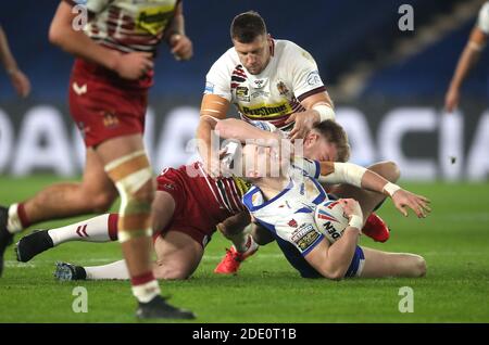 Il Kyle Amor di St Helens (a destra) viene affrontato da Morgan Smithies di Wigan Warriors durante la finalissima Betfred Super League al KCOM Stadium di Hull. Foto Stock