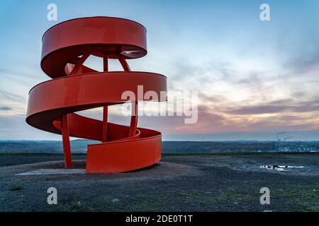 Scultura scoria heap segno, Haldenzeichen, torre di osservazione, scorie heap Humbert, parte del Lipepark a Hamm, 5 cumuli di scorie sono stati collegati per formare un ki Foto Stock