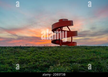 Scultura scoria heap segno, Haldenzeichen, torre di osservazione, scorie heap Humbert, parte del Lipepark a Hamm, 5 cumuli di scorie sono stati collegati per formare un ki Foto Stock