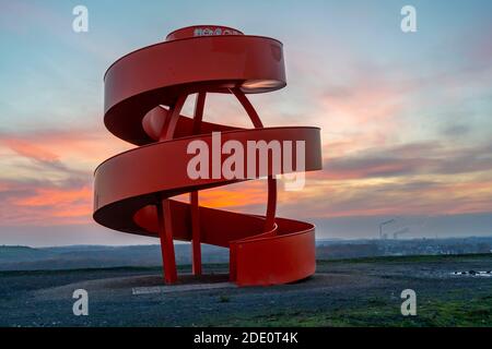 Scultura scoria heap segno, Haldenzeichen, torre di osservazione, scorie heap Humbert, parte del Lipepark a Hamm, 5 cumuli di scorie sono stati collegati per formare un ki Foto Stock