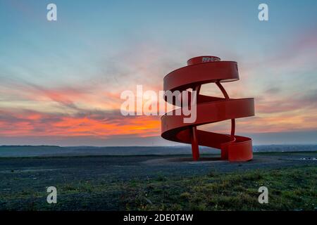 Scultura scoria heap segno, Haldenzeichen, torre di osservazione, scorie heap Humbert, parte del Lipepark a Hamm, 5 cumuli di scorie sono stati collegati per formare un ki Foto Stock