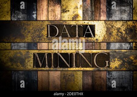 Messaggio di testo Data Mining su rame grunge testurizzato e vintage sfondo oro Foto Stock