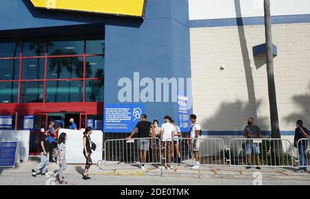 Orlando, Stati Uniti. 27 Nov 2020. I clienti che indossano maschere facciali aspettano in fila per entrare in un negozio Best Buy il Black Friday, tradizionalmente uno dei giorni di shopping più trafficato dell'anno. Quest'anno le folle sono più piccole a causa della crescente popolarità dello shopping on-line tra le preoccupazioni circa la pandemia di COVID-19. Credit: SOPA Images Limited/Alamy Live News Foto Stock