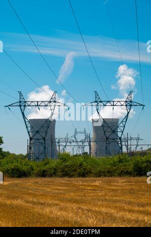 Francia, Loiret (45), Dampierre-en-Burly, centrale nucleare EDF (NPP) e le sue linee elettriche ad alta tensione a 400,000 volt che servono a evacuare la produzione Foto Stock