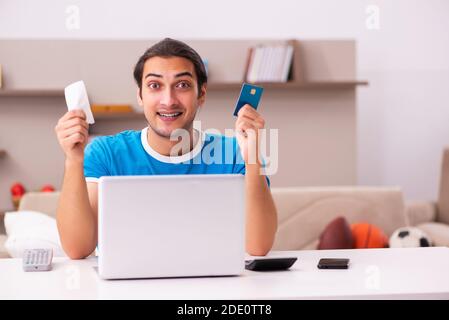 Sport scommessa addicted uomo scommettere a casa Foto Stock