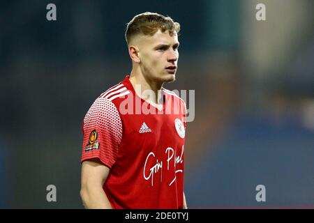 Birkenhead, Regno Unito. 27 Nov 2020. Ethan Coleman di Brackley Town guarda sopra. Emirates fa Cup, 2° round match, Tranmere Rovers contro Brackley Town a Prenton Park, Birkenhead, Wirral venerdì 27 novembre 2020. Questa immagine può essere utilizzata solo per scopi editoriali. Solo per uso editoriale, è richiesta una licenza per uso commerciale. Nessun uso in scommesse, giochi o un singolo club/campionato/giocatore publications.pic di Chris Stading/Andrew Orchard sports photography/Alamy Live News Credit: Andrew Orchard sports photography/Alamy Live News Foto Stock
