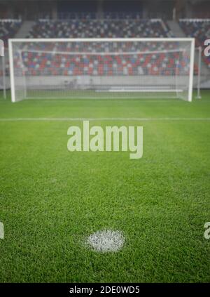 Immagine della profondità di campo bassa (fuoco selettivo) con il calcio di punizione su uno stadio di calcio vuoto. Foto Stock