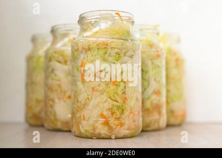 Sauerkraut fermentazione inscatolamento in lattina di vetro. Tagliare il cavolo bianco fermentato da batteri lattici Foto Stock