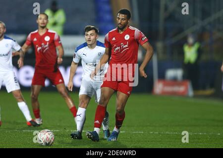 Birkenhead, Regno Unito. 27 Nov 2020. Reiss McNally di Brackley Town passa la palla indietro. Emirates fa Cup, 2° round match, Tranmere Rovers contro Brackley Town a Prenton Park, Birkenhead, Wirral venerdì 27 novembre 2020. Questa immagine può essere utilizzata solo per scopi editoriali. Solo per uso editoriale, è richiesta una licenza per uso commerciale. Nessun uso in scommesse, giochi o un singolo club/campionato/giocatore publications.pic di Chris Stading/Andrew Orchard sports photography/Alamy Live News Credit: Andrew Orchard sports photography/Alamy Live News Foto Stock