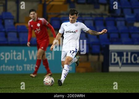 Birkenhead, Regno Unito. 27 Nov 2020. Otis Khan di Tranmere Rovers in azione. Emirates fa Cup, 2° round match, Tranmere Rovers contro Brackley Town a Prenton Park, Birkenhead, Wirral venerdì 27 novembre 2020. Questa immagine può essere utilizzata solo per scopi editoriali. Solo per uso editoriale, è richiesta una licenza per uso commerciale. Nessun uso in scommesse, giochi o un singolo club/campionato/giocatore publications.pic di Chris Stading/Andrew Orchard sports photography/Alamy Live News Credit: Andrew Orchard sports photography/Alamy Live News Foto Stock