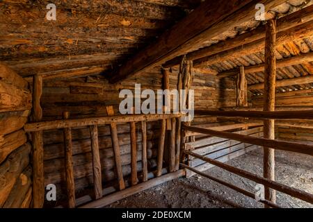 Fienile interno presso lo storico Ewing-Snell Ranch presso la Bighorn Canyon National Recreation Area, vicino Lovell, Wyoming, USA Foto Stock