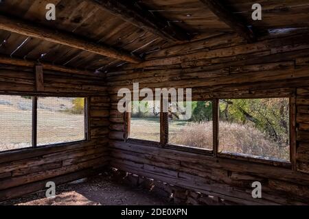 Fienile al Caroline Lockhart Historic Ranch Site nella Bighorn Canyon National Recreation Area, vicino Lovell, Wyoming, Stati Uniti Foto Stock